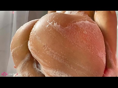 ❤️ Brunette په شاور کې د شدید orgasm لپاره د وایبرټر سره بلی مشت زنی کوي ❌ ❌